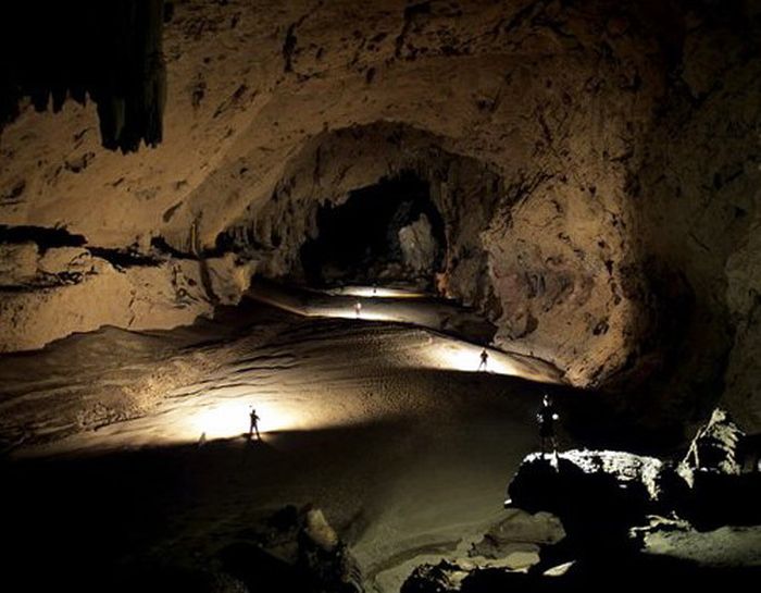 SOBRE LA CUEVA DE HERCULES