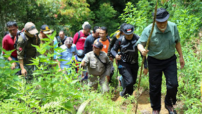 Tinjau Jalan Tembus Malalak - Sungai Batang, Gubernur Mahyeldi Susuri Hutan Berjalan Kaki