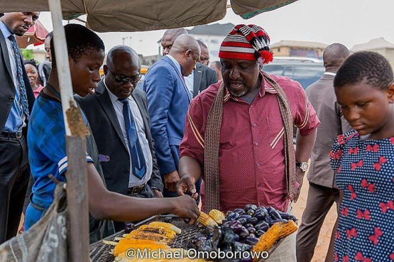 Photo: Governor Rochas Okorocha spotted buying roasted corn and pear today 