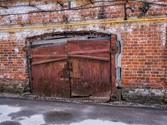 Старые двери у складов
