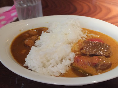 宇宙カレーの豆とビーフのハーフ＆ハーフカレー