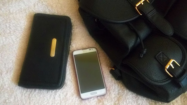 što se nalazi u mojoj torbi, ruksak, what is in my bag, faks, fakultet, student, studiranje, studentica, college, nokia 3310 prank, facebook, fejs, bloganje, fejsanje, earphones, mess, creative, kreativno