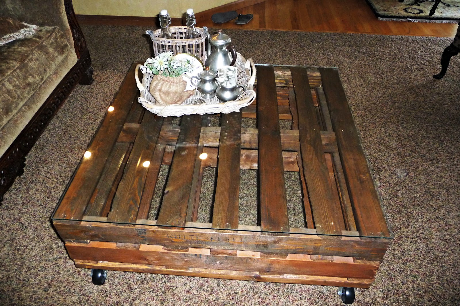 Creative Juices for Decor: DIY Pallet Coffee Table Adds Character ...
