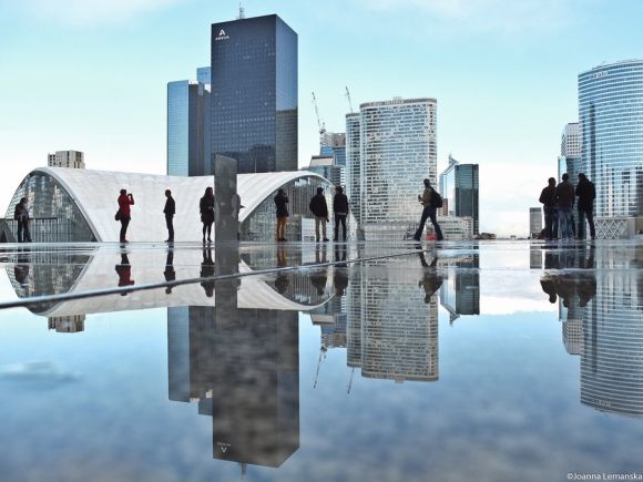 Joanna Lemanska fotografia Paris reflexos através poças de água La Défense