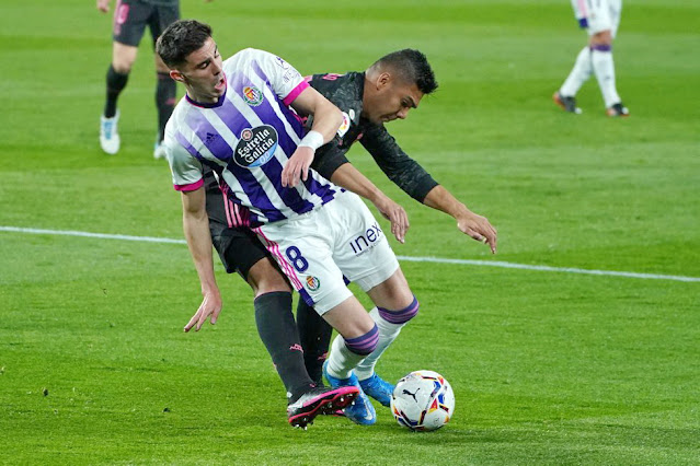 Casemiro pisa a Kike Pérez dentro del área del Real Madrid. Ni el árbitro ni el VAR consideraron que hubiese penalti en la acción. REAL VALLADOLID C. F. 0 REAL MADRID C. F. 1. 20/02/2021. Campeonato de Liga de 1ª División, jornada 24. Valladolid, estadio José Zorrilla. GOLES: 0-1: 65’, Casemiro.