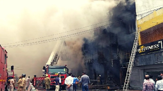 दिल्ली: लाजपत नगर में कपड़े के शोरूम में लगी भीषण आग, दमकल की 30 गाड़ियां आग बुझाने में जुटी