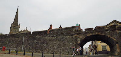 La muralla de Londonderry la construyeron los británicos.