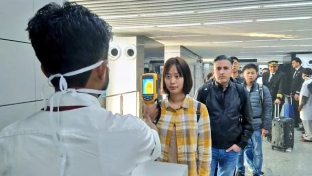 Examen de pasajeros de un vuelo procedente de China en Calcuta.