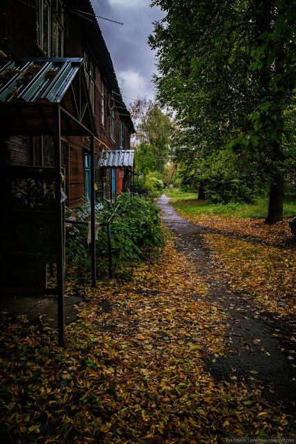 Тропа вдоль деревянного барака