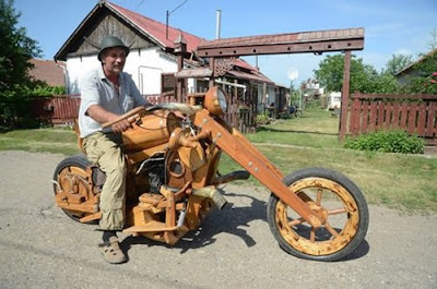Homem constroi uma Chopper de madeira