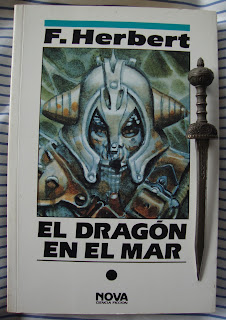 Portada del libro El dragón en el mar, de Frank Herbert