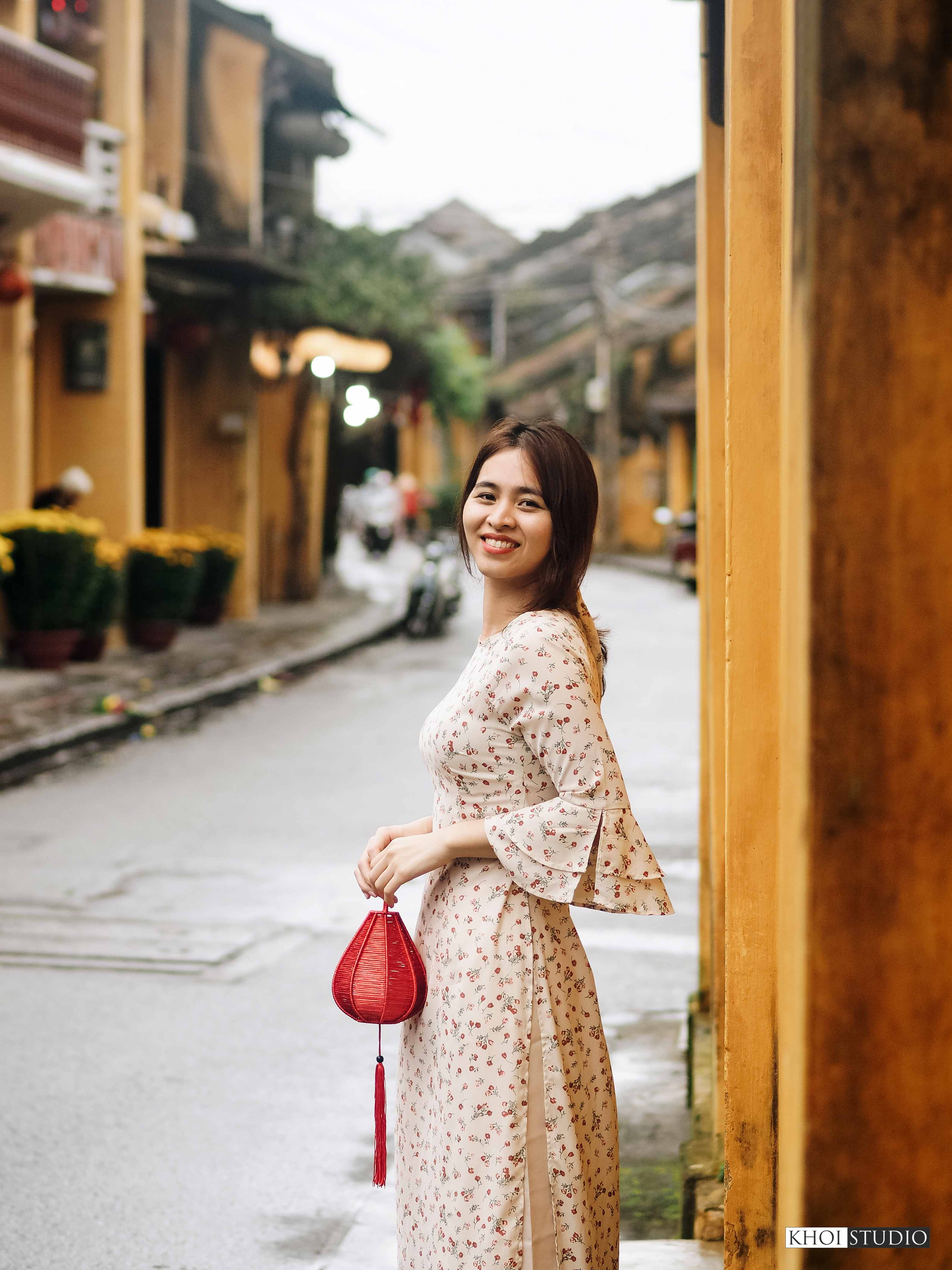 find-a-travel-photographer-in-da-nang-hoi-an-take-photos-of-ao-dai-in-the-rainy-season-in-the-old-town