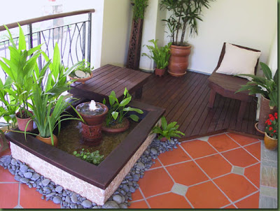 Varanda decorada com jardim e pedras