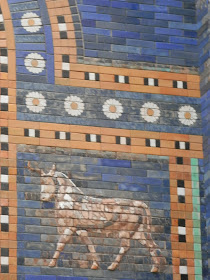 Ishtar Gate and Processional Way from Babylon (Pergamon Museum, Berlin)   by E.V.Pita (2015)  http://archeopolis.blogspot.com/2015/10/babilonia-doors-of-wall-pergamo-museum.html   Puertas de las murallas de Babilonia (Museo Pérgamo de Berlín)  por E.V.Pita (2015)  Portas de Babilonia