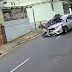 Motorista atropela criminosos que pilotavam moto; Vídeo