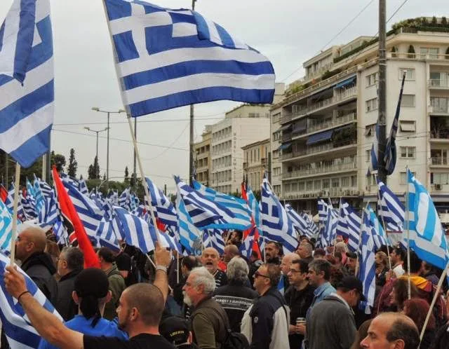 Χιλιάδες Εθνικιστές έξω από το Σύνταγμα απαιτούν την άμεση αποφυλάκιση των πολιτικών κρατουμένων της Χρυσής Αυγής  