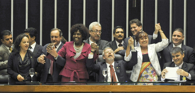 Câmara aprova em 1º turno PEC que prevê FGTS e Seguro para as empregadas domésticas