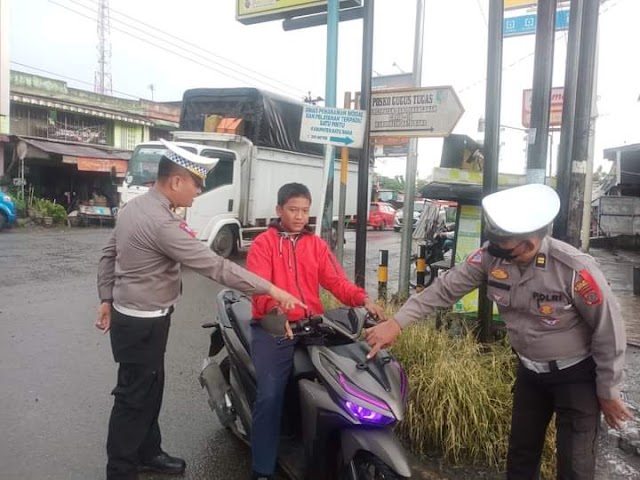 Sat Lantas Polres Batu Bara Memberikan Himbauan Bagi Pengendara Yang Tidak Mematuhi Peraturan Lalu Lintas