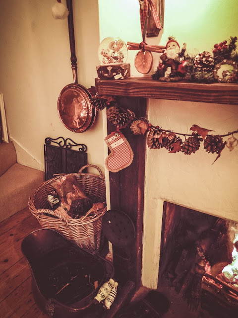 Pinecone and cinnamon garland