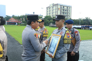 Kapolda Jatim Beri Penghargaan Kepada 14 Personel Polresta Malang Kota