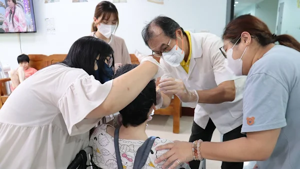 ▲喜願家園口腔篩檢現場。（彰化醫院提供）