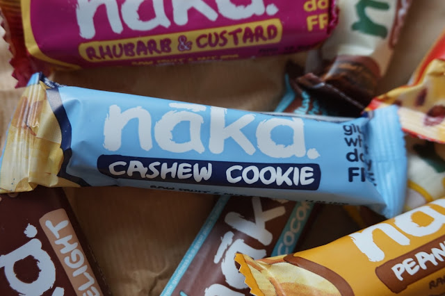 Nakd_barres_healthy_vegan_revue_avis_food_goût_peanut_delight_banane_crunch_banana_bread_cocoa_loco_barewell_tart_rhubarb_custard_cashew-cookie_cocoa_coconut_cocoa_delight_nakd_barre01