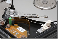 800px-Hard_disk_platters_and_head[1]