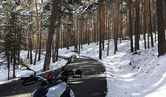 BMW F800GS. Trail Forever. Riding on the snow.