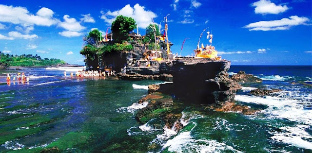 acara adat di tanah lot bali