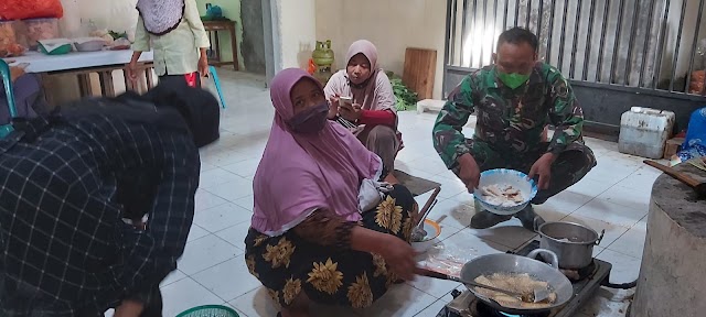 Ternyata Bapak TNI juga pintar memasak, ungkap Ibu-ibu di Dapur Umum Satgas TMMD Reg 112 Kodim 076/Sukoharjo