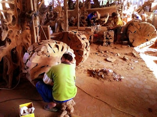 pengrajin kayu meja dari limbah bekas kayu jati