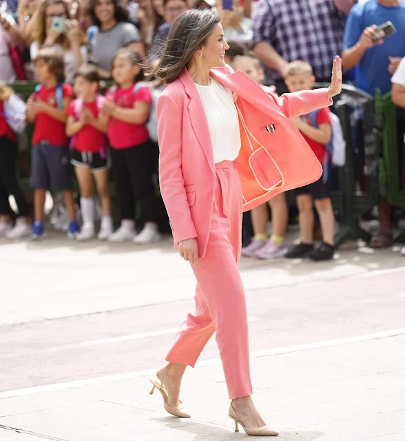 Queen Letizia wore a light purple Jopeta jacket by Hugo Boss. Hugo Boss Tefite light purple trousers, Boss silk blouse