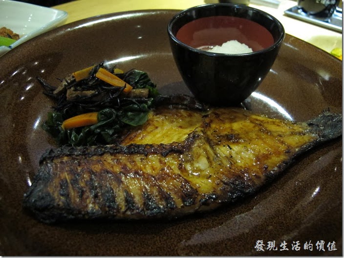 台北凱薩店-大戶屋。碳烤鹽鞠壺鯛魚定食，NT$330。這鯛魚的肉質非常細緻，吃起來的感覺稍微有點類似鰻魚，但肉質又比鰻魚更柔軟了一點，剛端出來時看它烤得稍微有點焦焦的，以為不是很好吃，但吃起來感覺真的很不錯。