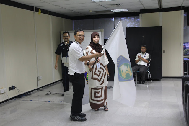 Penerimaan bendera Proton..