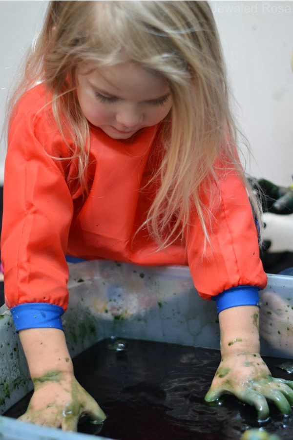 Wow kids of all ages and make mud that fizzes and bubbles! #fizzingmud #mudactivitiesforpreschool #mudrecipeforkids #howtomakemud #cleanmudrecipe #growingajeweledrose