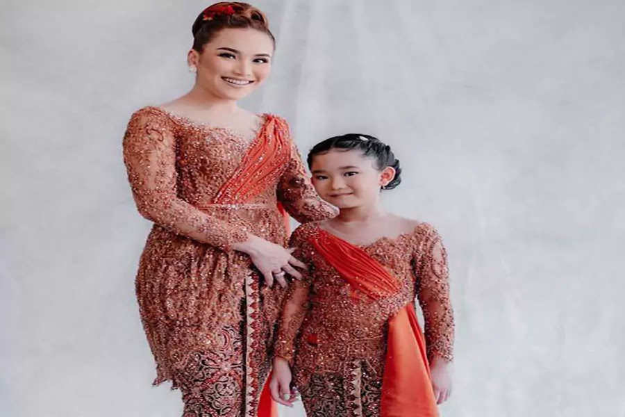 Foto 6 Artis di Hari Kartini, Performa Aura Kasih Banjir Sanjungan