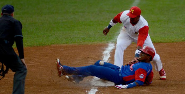 Racimo de cinco carreras en el primer episodio apuntalaron hoy el triunfo de Granma 7-2 sobre Matanzas, para tomar ventaja de 2-1 en su semifinal