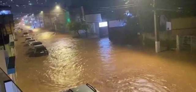 Forte chuva alaga Ruas, lojas e casas são invadidas na cidade de Jacobina