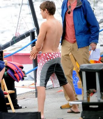 Zac Efron shows off his bulge gotta love sweatpants