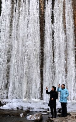 gambar foto air terjun membeku, kumpulan foto pemandangan alam indah, keajaiban alam mempesona, gambar keajaiban Allah