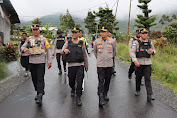  Kapolres Puncak Jaya Pimpin Patroli Jalan Kaki Sekaligus Pengecekan Pos-pos Penyekatan yang ada di Kota Mulia