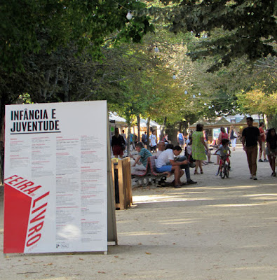 pessoas circulando pela Feira do Livro do Porto