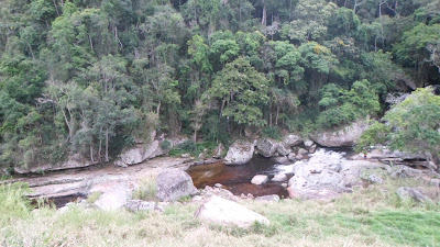 Pequeno lago rodeado de pedras