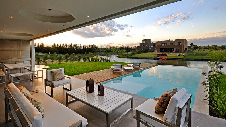 terraza casa con piscina