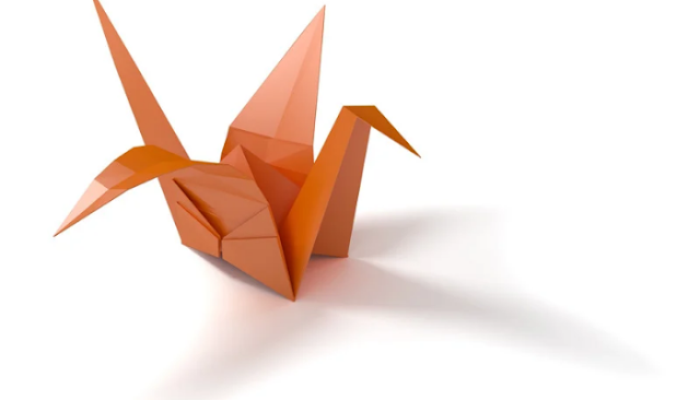 Tsuru de origami cor de laranja