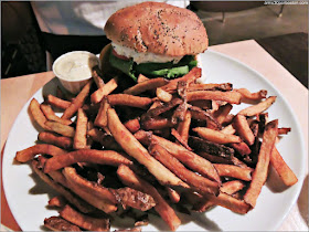 Hamburguesa en el Chez Victor de la Ciudad de Quebec