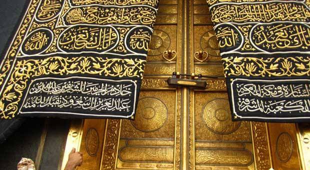 Ternyata Kiswah Ka’bah Pun Rutin Diganti Setiap Waktu Para Jamaah Haji Melakukan Ini