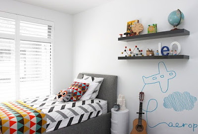 dekorasi apik kamar tidur anak laki-laki yang bersih dan simple