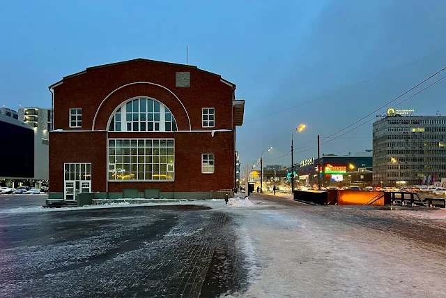 Автозаводская улица, Музей хоккейной славы – бывшее заводоуправление ЗИЛ / музей ЗИЛ (здание построено в 1920 году)