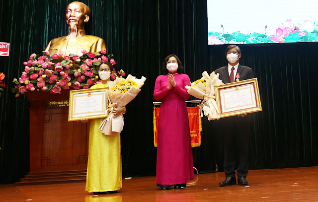 Đồng chí Phan Thị Thắng trao Huân chương Lao động hạng Nhì và hạng Ba của Chủ tịch nước cho 2 cá nhân. (Ảnh AH)